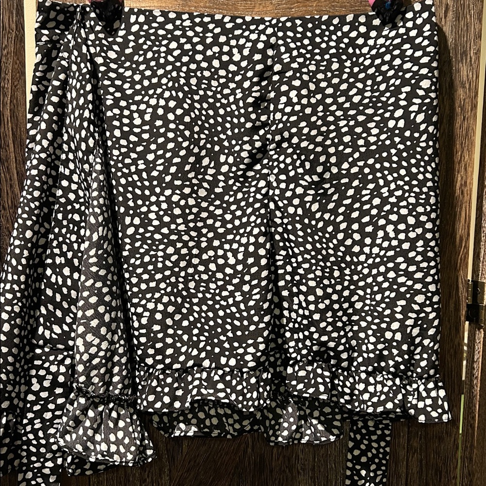 Chic Black and White Ruffle Skirt. Wrap around skirt.  Super cute.